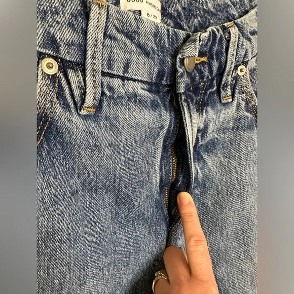 Good American Good '90s Icon Jean in Indigo065 - Picture 14 of 17